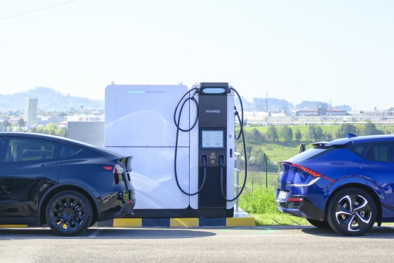 Die Net Zero Series von XCharge: Eichrecht-zertifizierte Ladelösungen für eine nachhaltige Mobilität