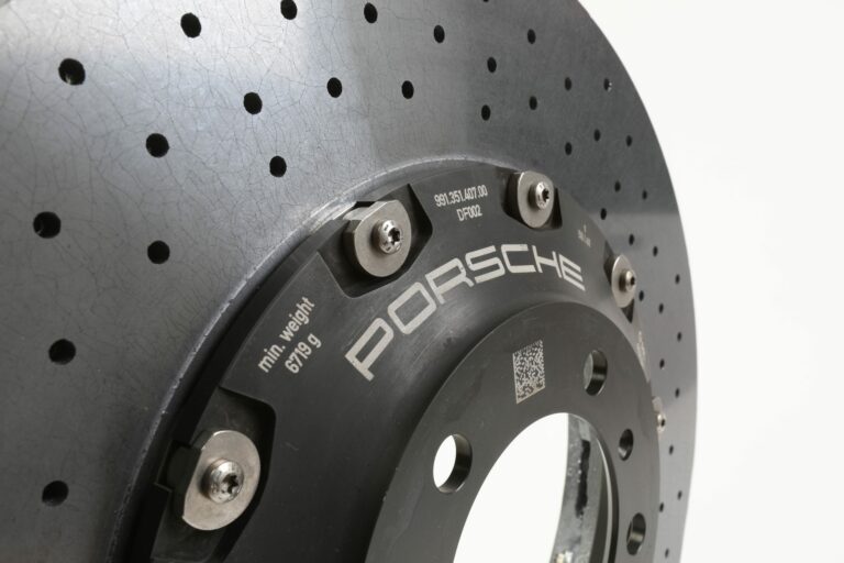 Von der Abnutzung zur Neuwertigkeit: Die Wiederaufbereitung von Carbon-Keramik-Bremsscheiben detailliert erklärt