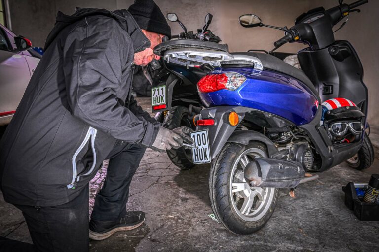 Unverzichtbarer Versicherungsschutz für Mopeds und E-Scooter: Die neuen Regeln zum schwarzen Versicherungskennzeichen im Detail